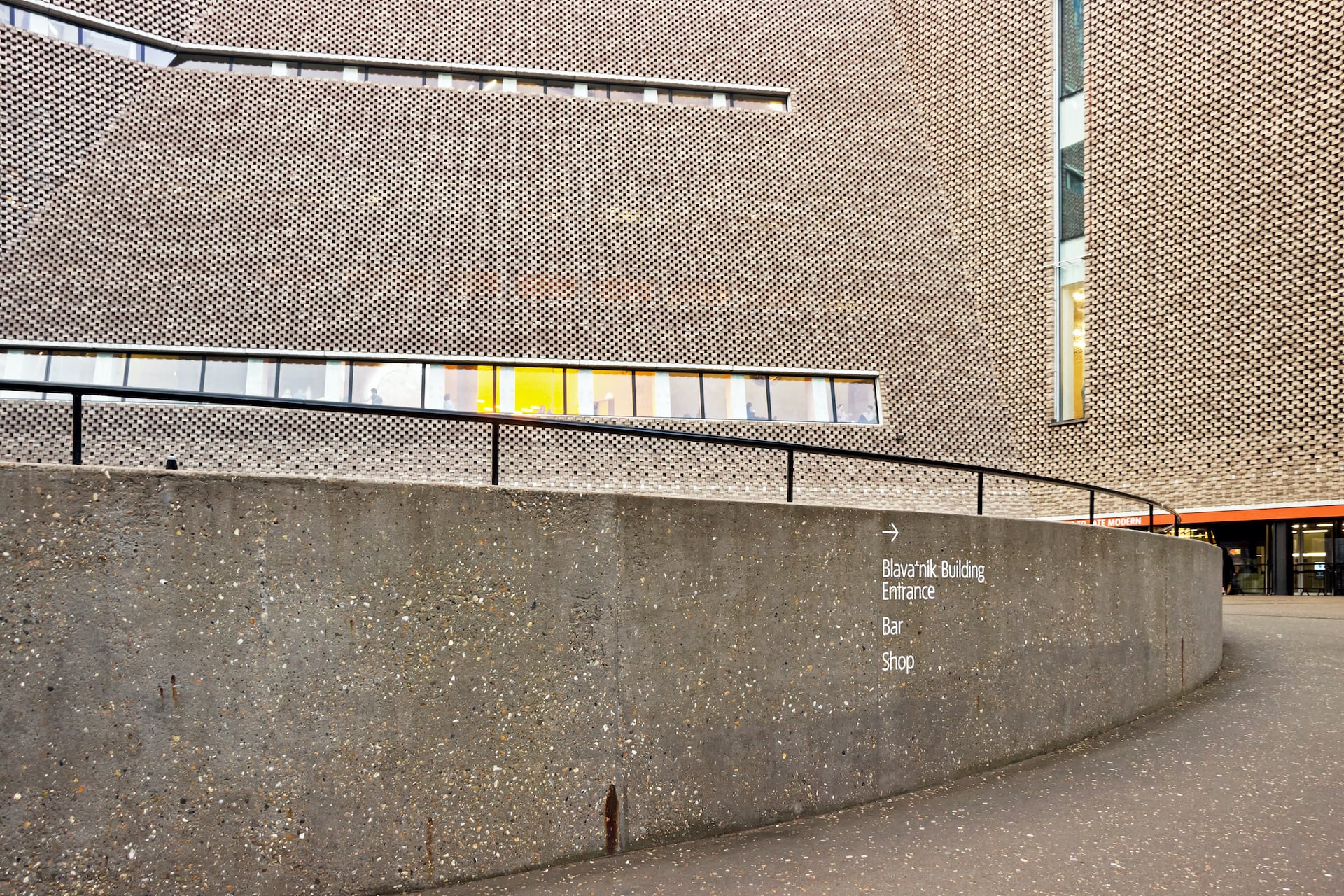 Die Tate Modern Gallery in london fällt bereits von außen durch ihr Gebäude auf