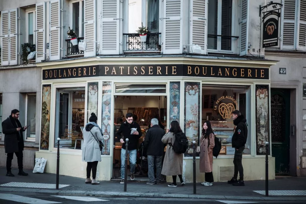 Leite stehen Schlange vor einer Boulangerie in Paris