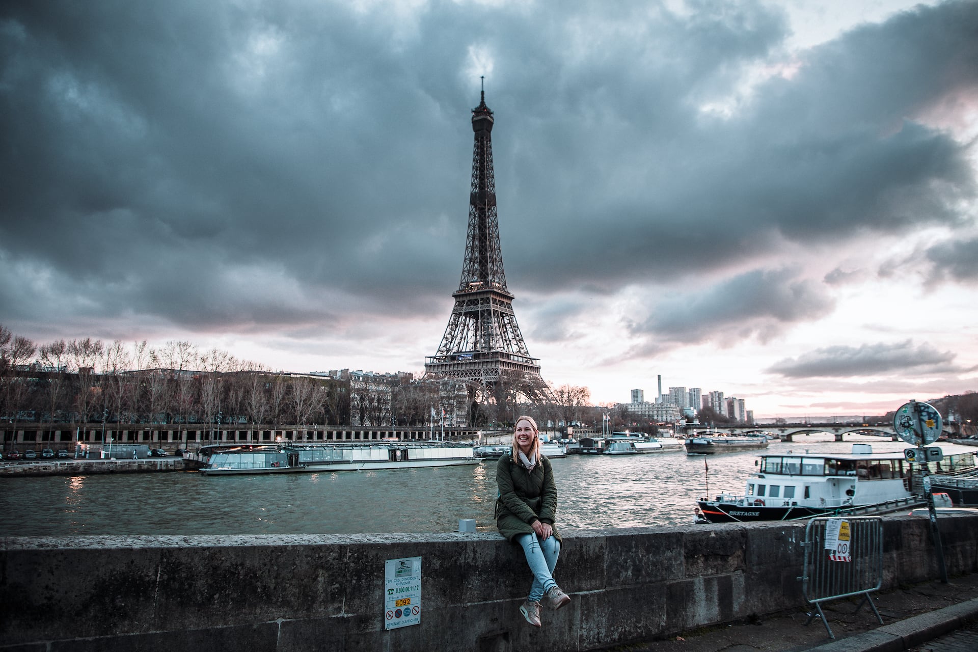 Frau vorm Eiffelturm in Paris