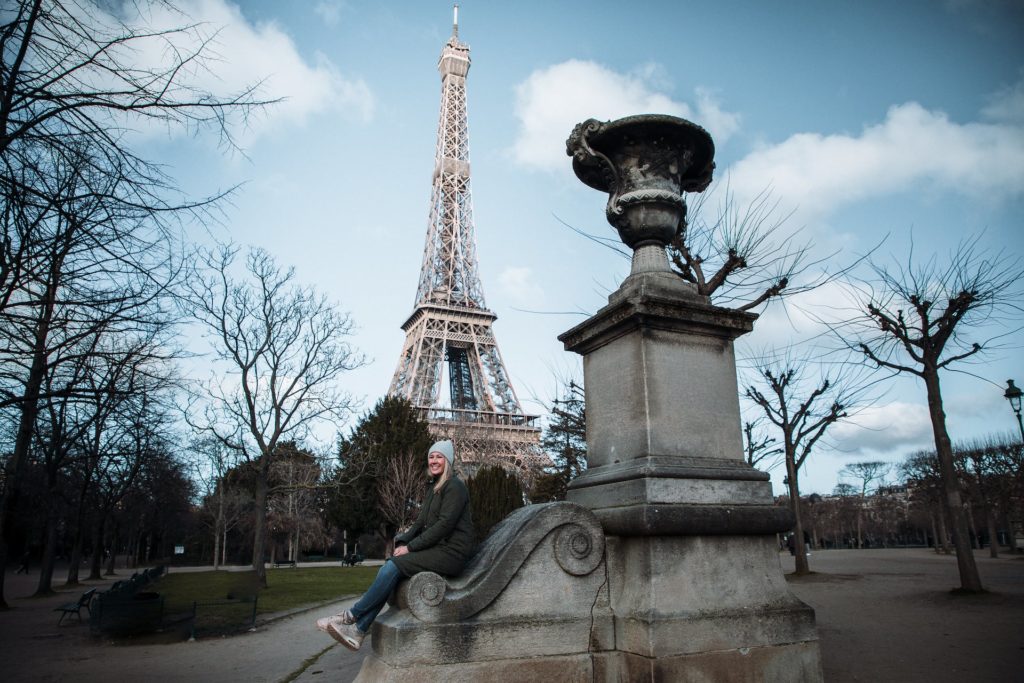 Frau in paris mit dem Eiffelturm in Hintergrund