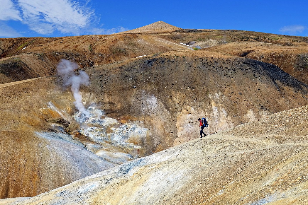 Island, Wanderung auf Laugavegur mit Blick auf Vulkan