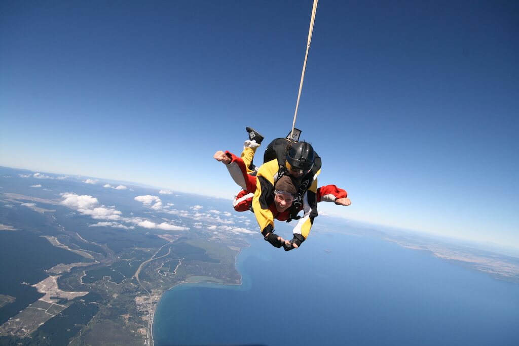 Neuseeland Fallschirmspringen am See Wakatipu