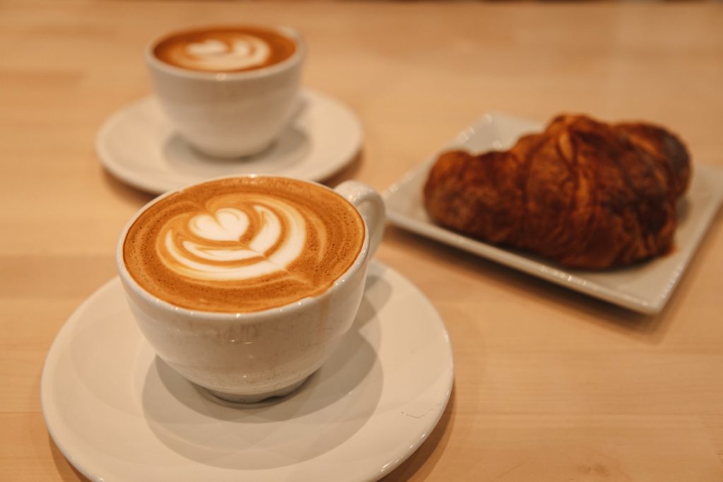 Zwei Tassen Kaffee Flat White in Vancouver