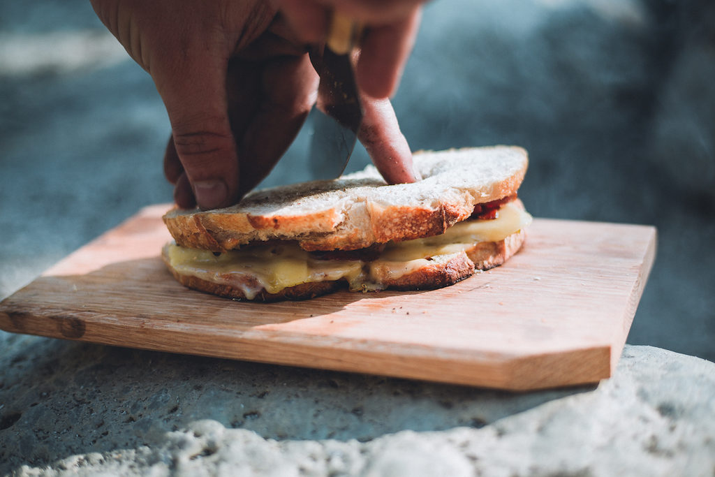 Camping-Rezepte fürs Frühstück: Käse-Sandwich