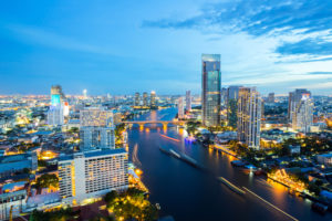 Winter Reiseziele Weltreise Bangkok Skyline bei Nacht