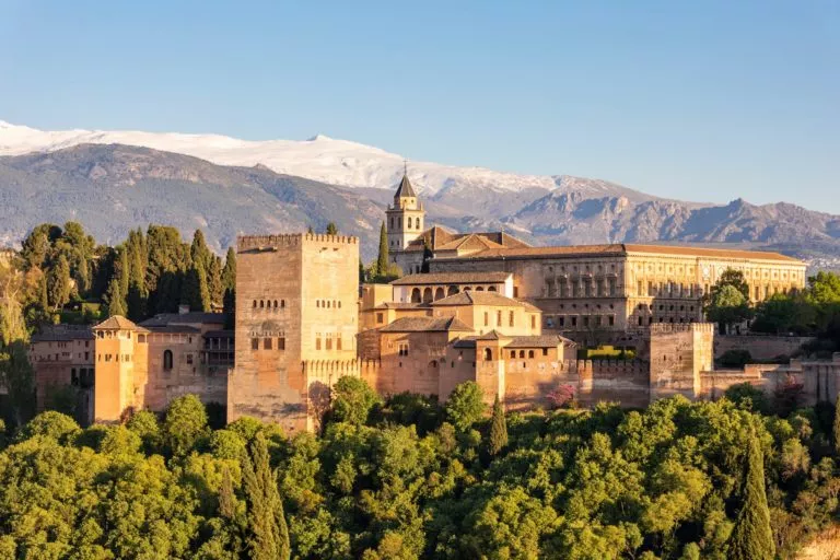 Die Alhambra von Granada ist eine der wichtigsten Sehenswürdigkeiten Spaniens