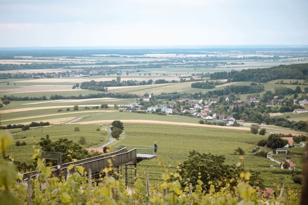 Unterkünfte Österreich Radfahrerin auf der Aussichtsplattform Weinblick