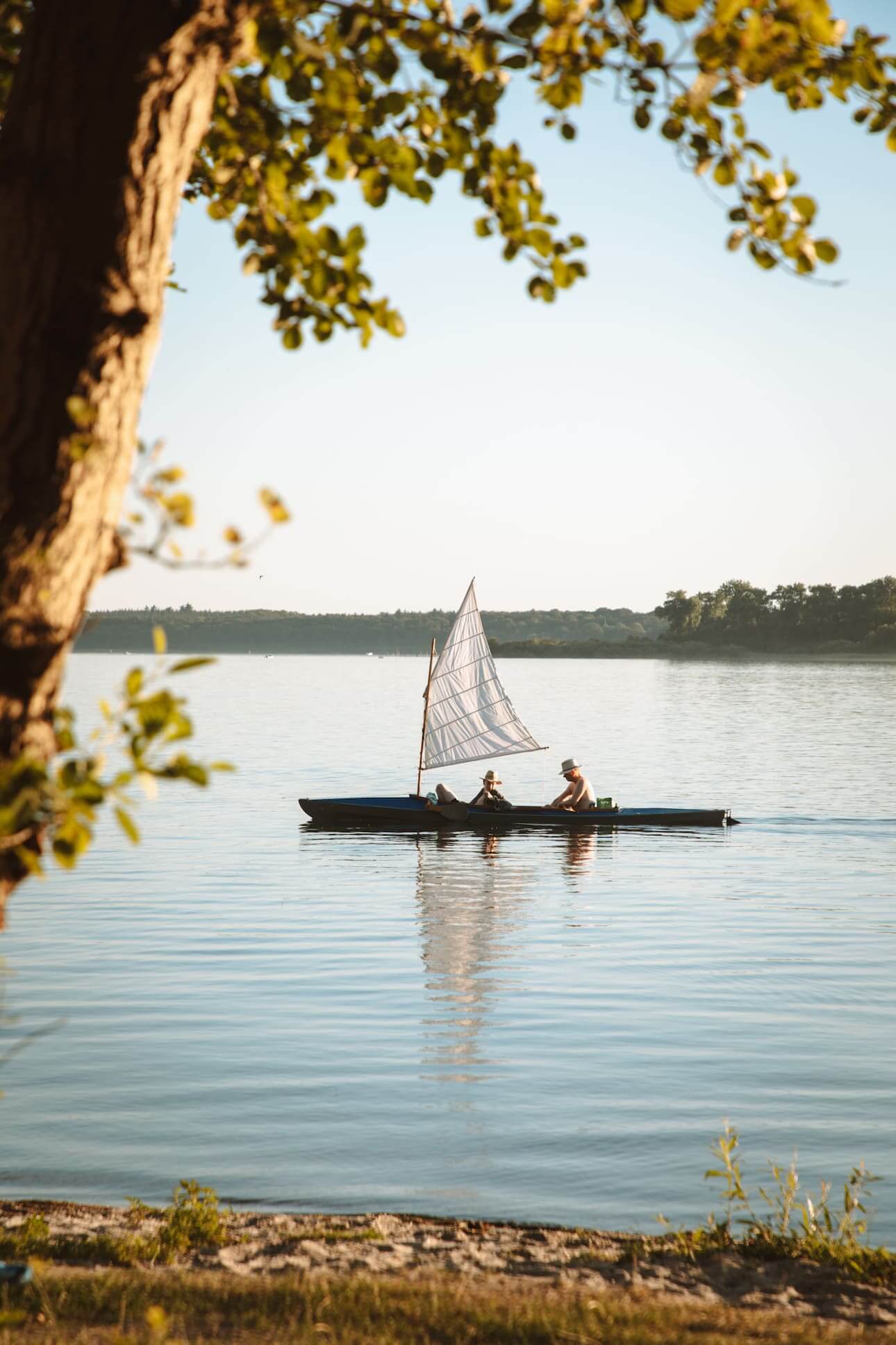campingurlaub in der Natur: Mann und Frau auf einem Boot