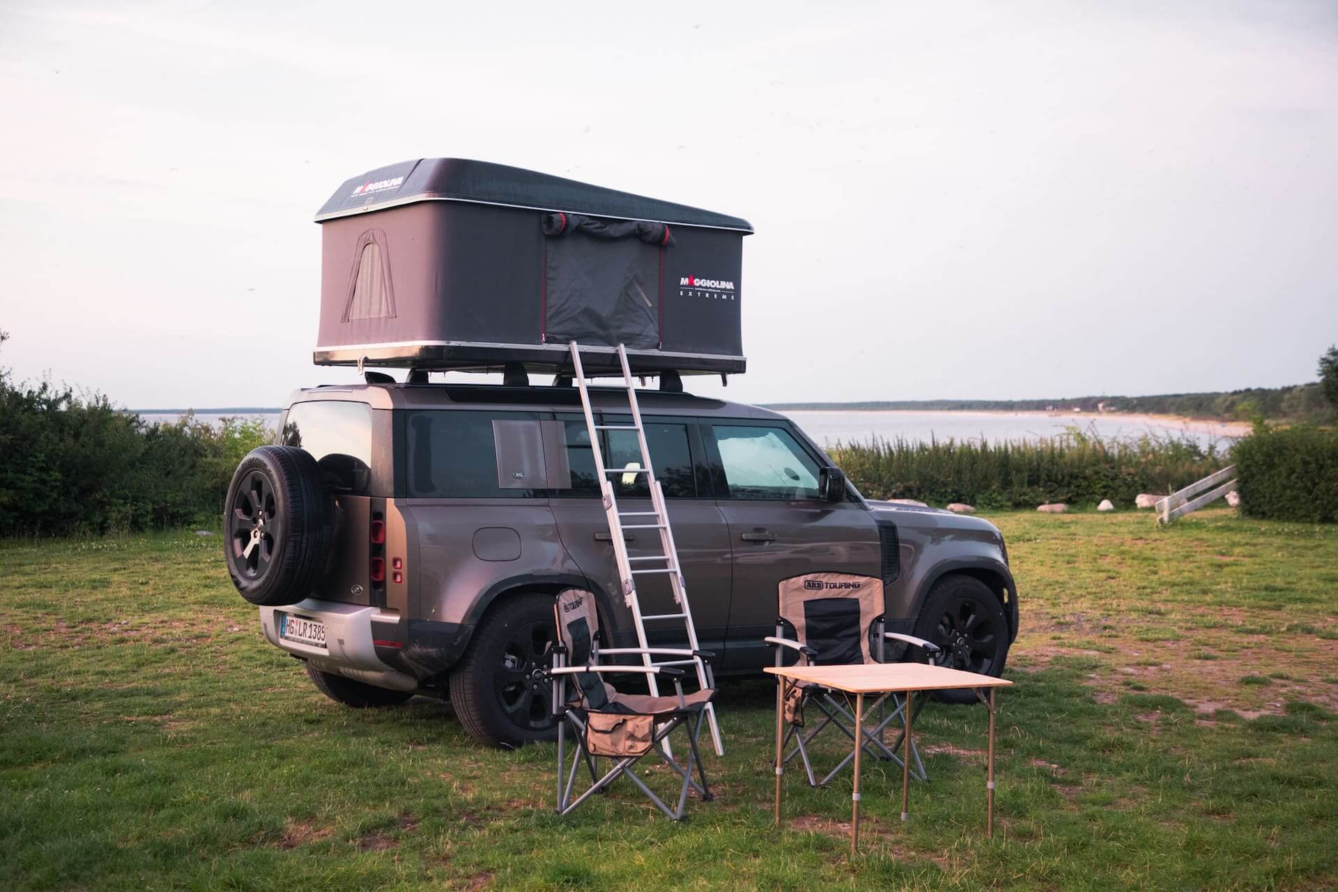 Campingplatz Rügen: Auto auf der Wiese geparkt