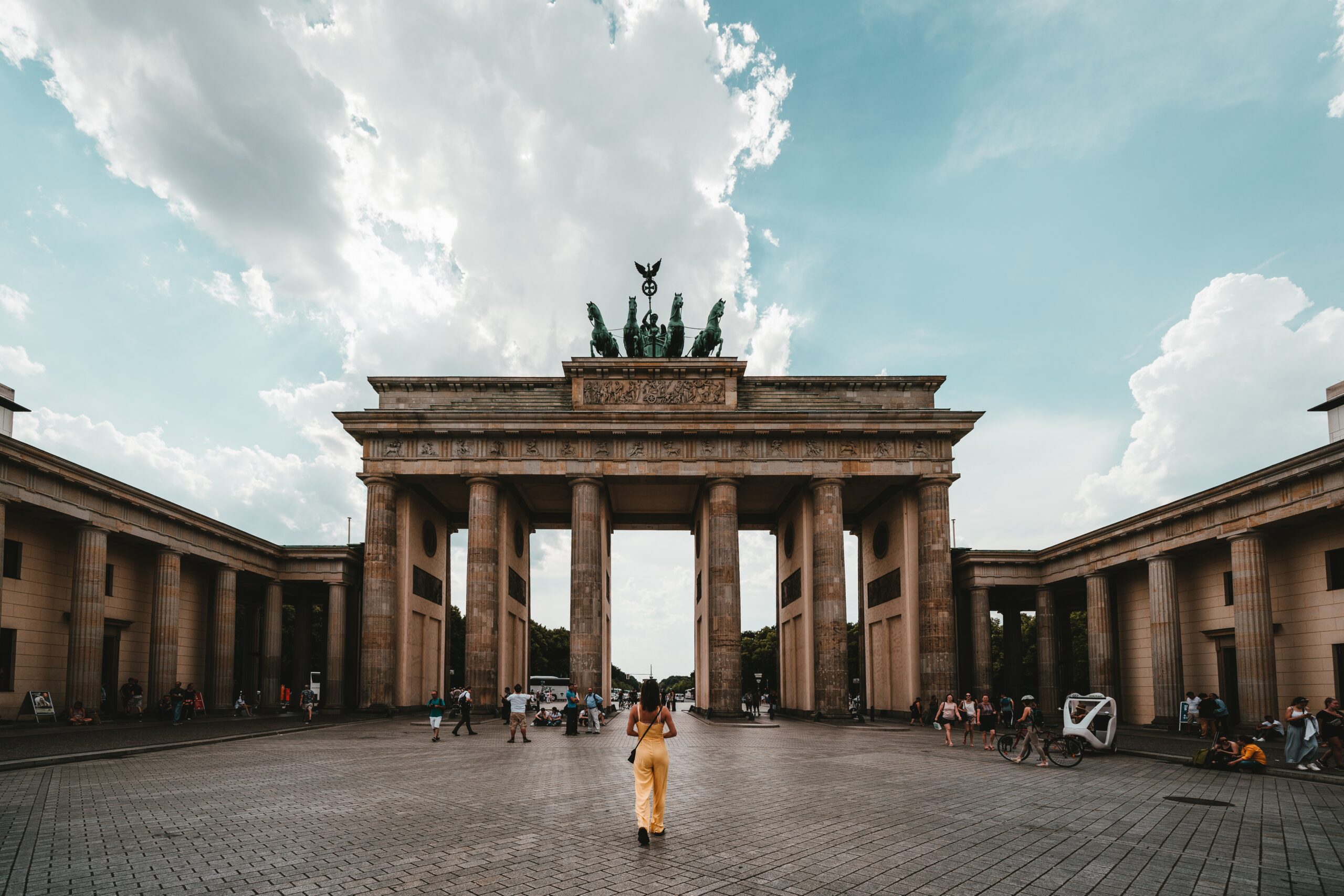 Das Brandenburger Tor in Berlin ist ein Treffpunkt für junge Leute