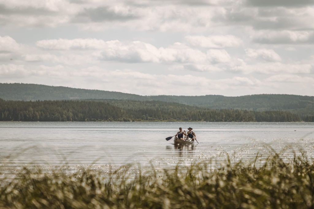 Kanutour Schweden Paar im Kanu in Schweden