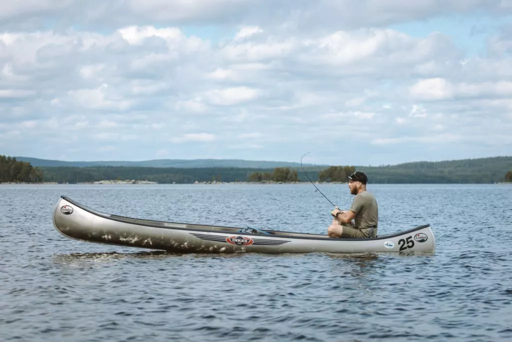 Kanutour Schweden - Mann beim Nngeln im Kanu