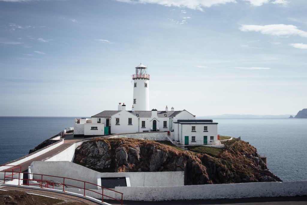 Der Fanad Head Leuchtturm bietet sich zum Übernachten im Irland Urlaub an.