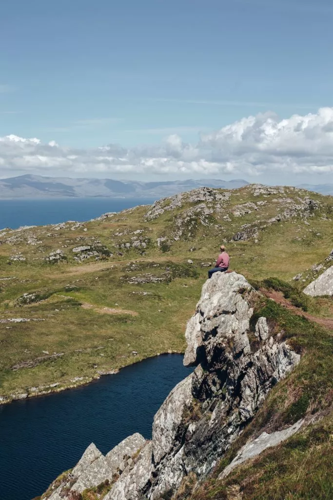 Frau beim Wandern im Irland Urlaub