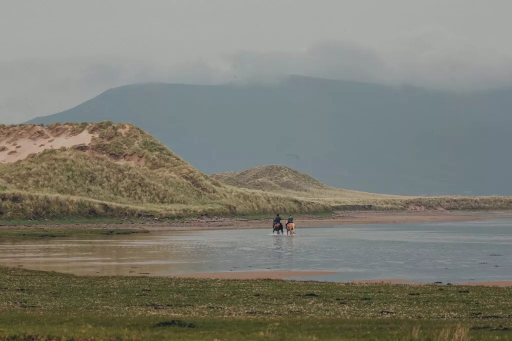 Der Rossbeigh Strand in Irland bietet sich perfekt zum Reiten an