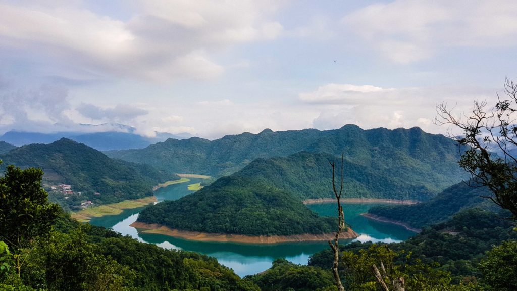 Auf Taiwan Reisen: Einzigartiger Flusslauf durch grüne Hügel