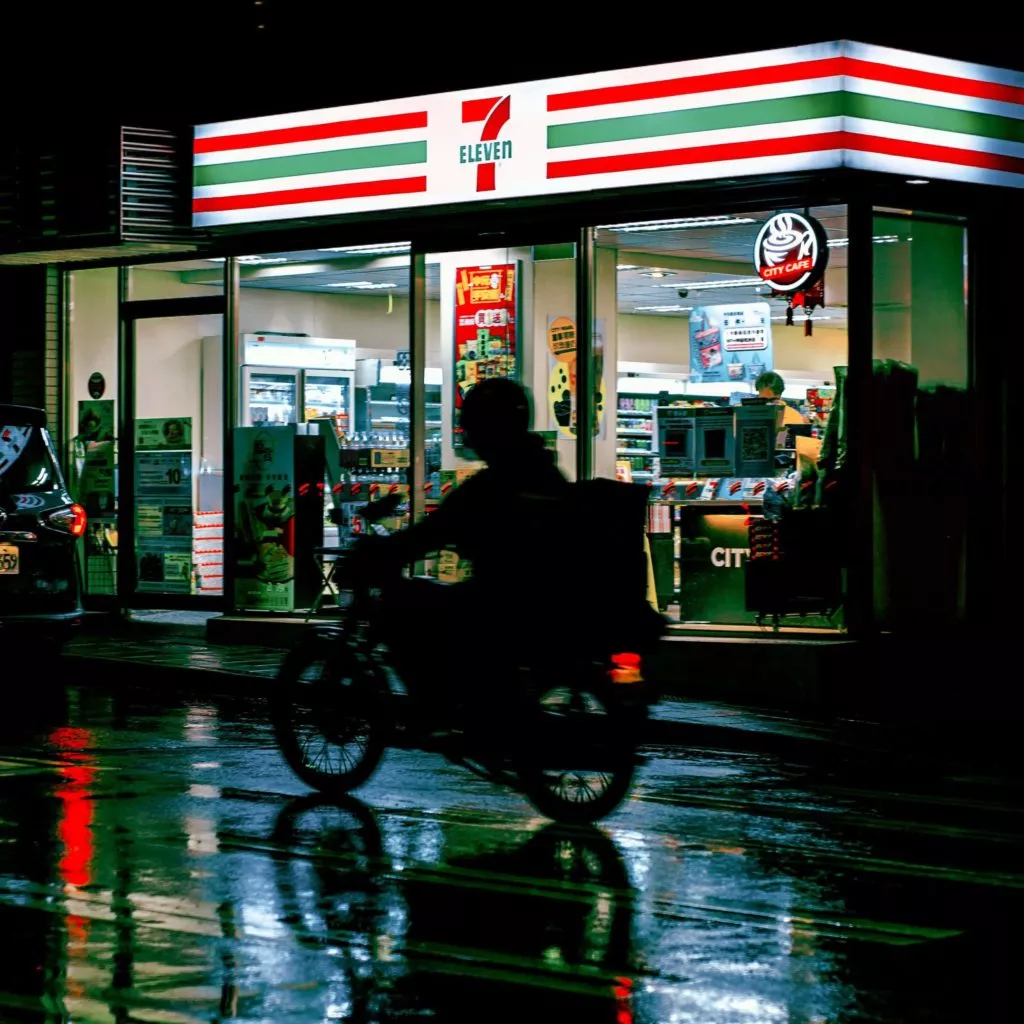 Roller Fahrer vor 7-Eleven Convenience Store