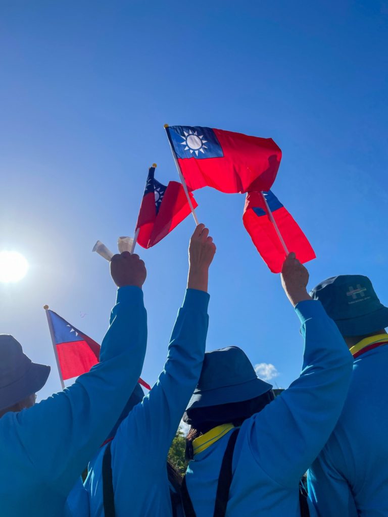Taiwaner mit der Nationalflagge