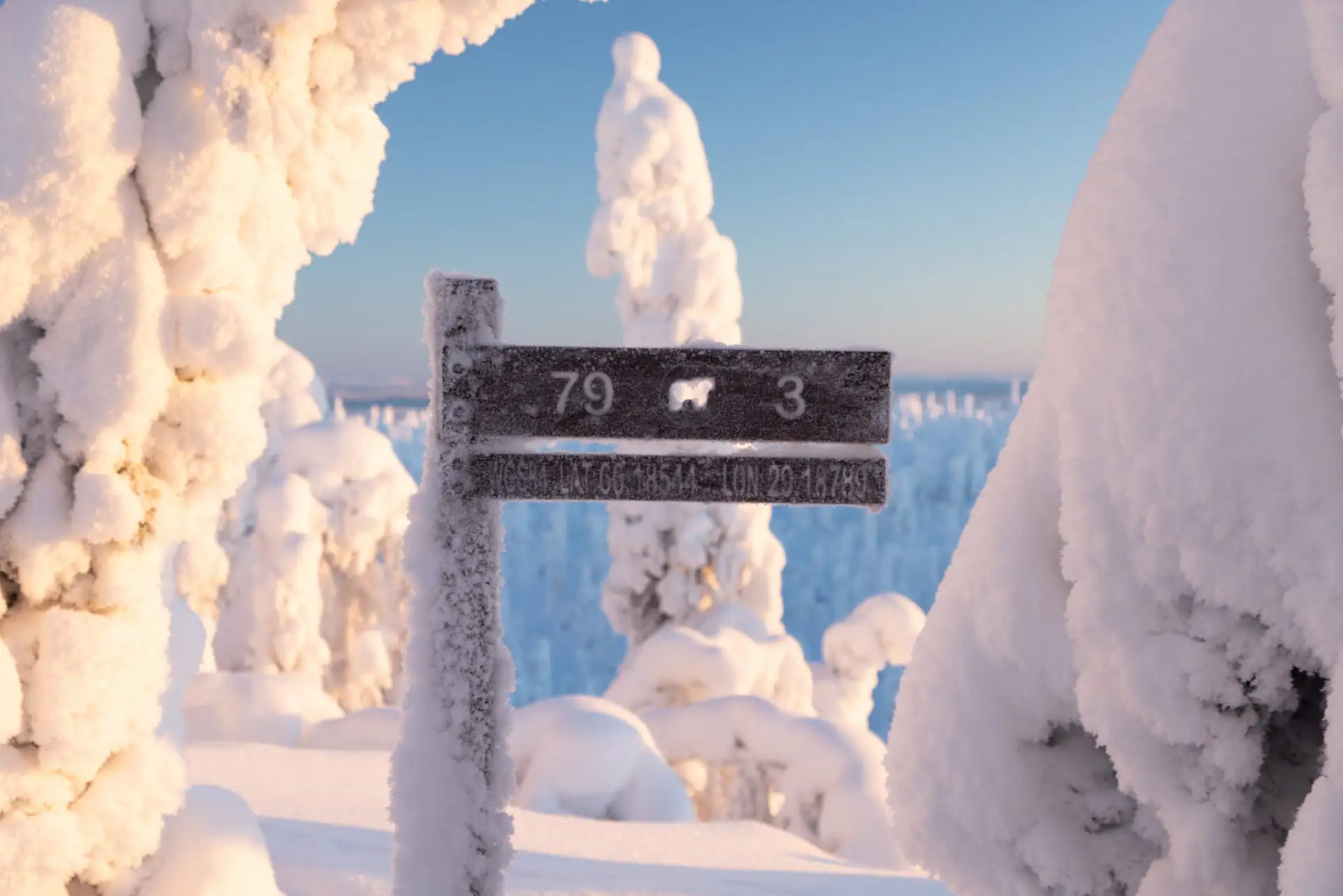 Schilder im Riisitunturi National Park in der Region Ruka Kuusamo in Finnland