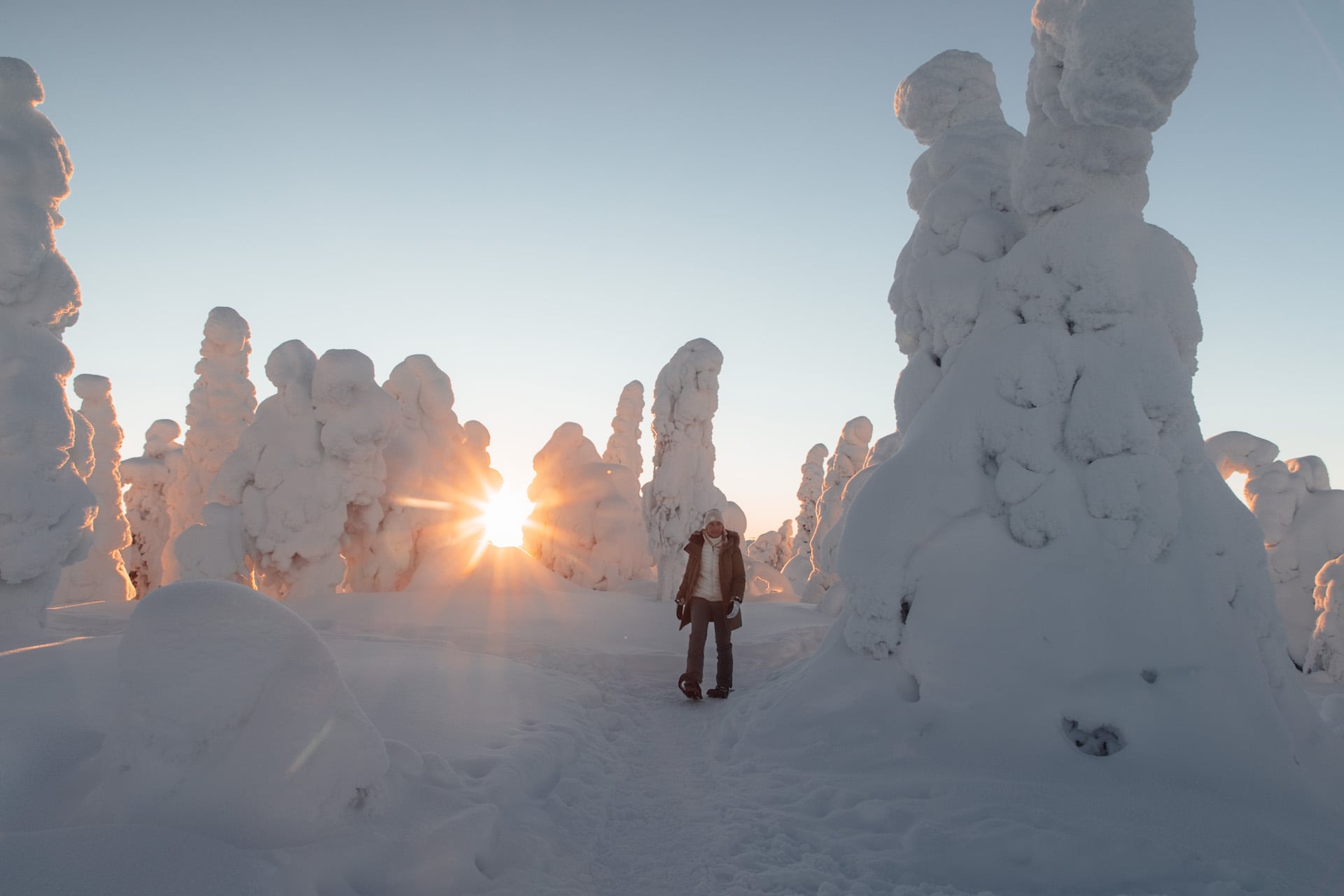 Frau beim Schneeschuhwandern in Ruka Finnland