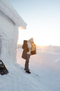 Frau trägt Winterkleidung in Finnland