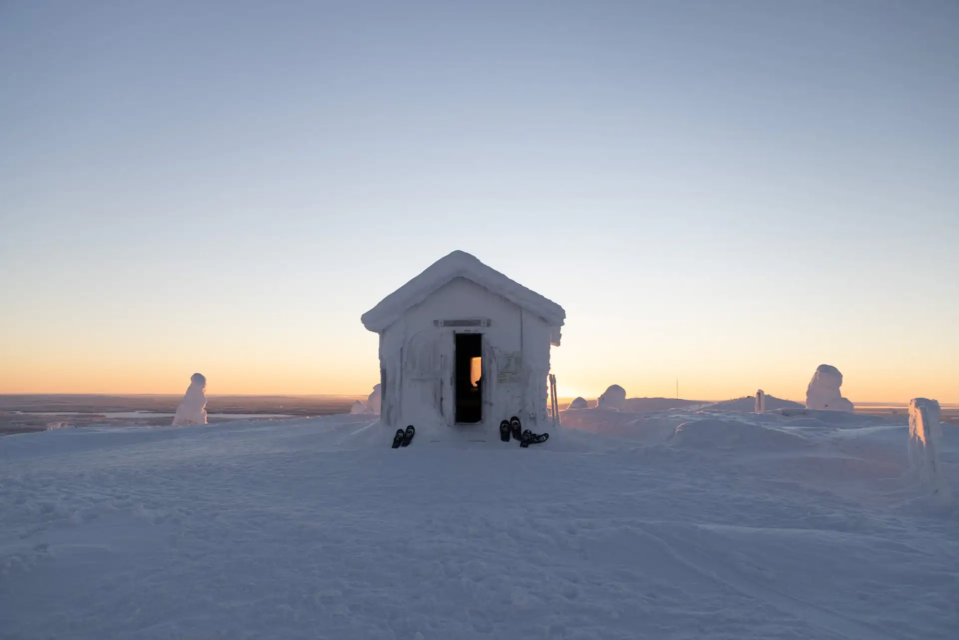 Hütte im Schnee in der Region Ruka Kuusamo in Finnland