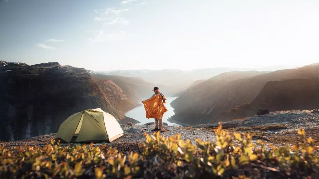 Mann schlägt zählt auf Norwegen Camping Trip auf
