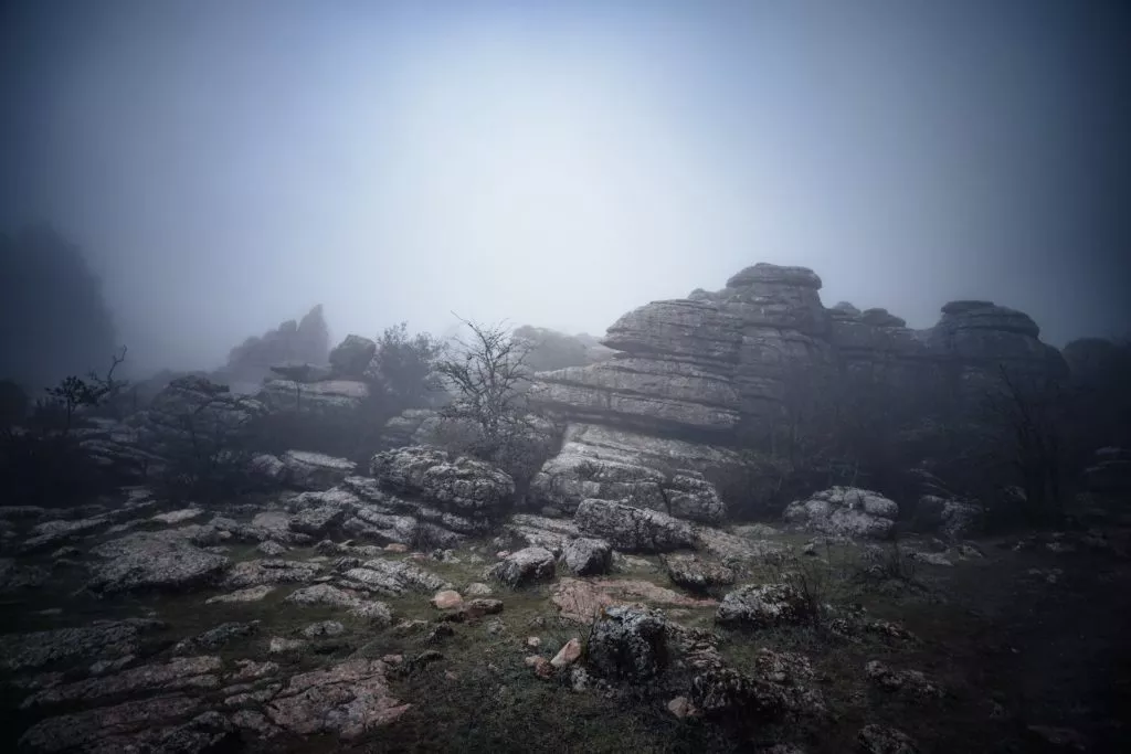 El Torcal in Andalusien im Nebel