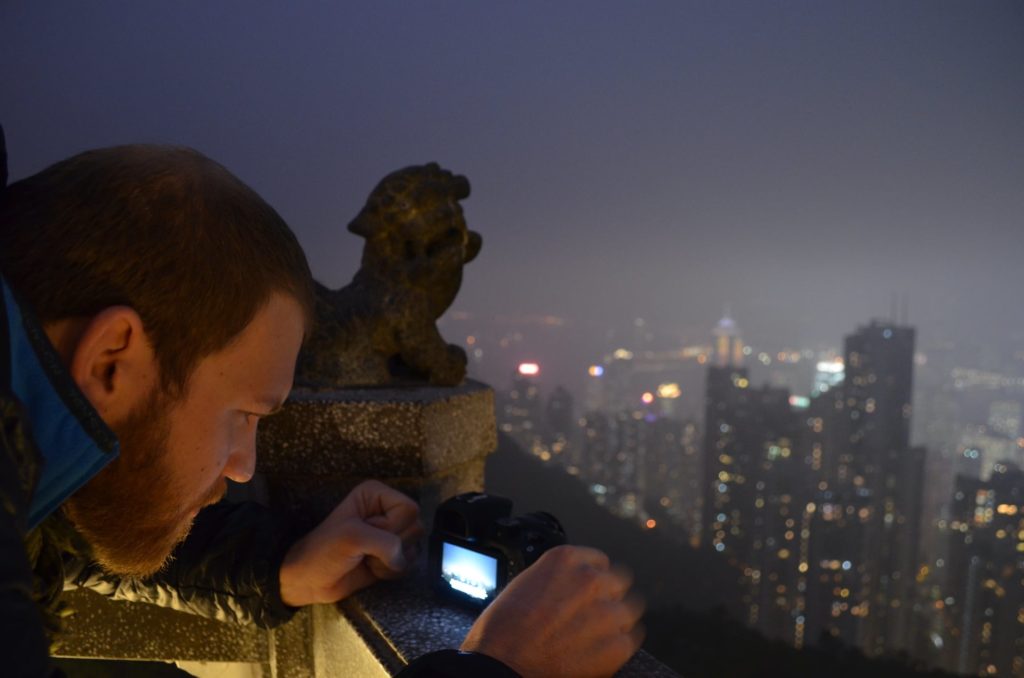 Mann schießt Foto von Victoria Peak in Hong Kong