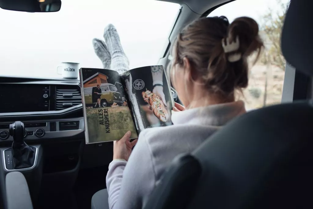 Frau liest Magazin auf Andalusien Rundreise