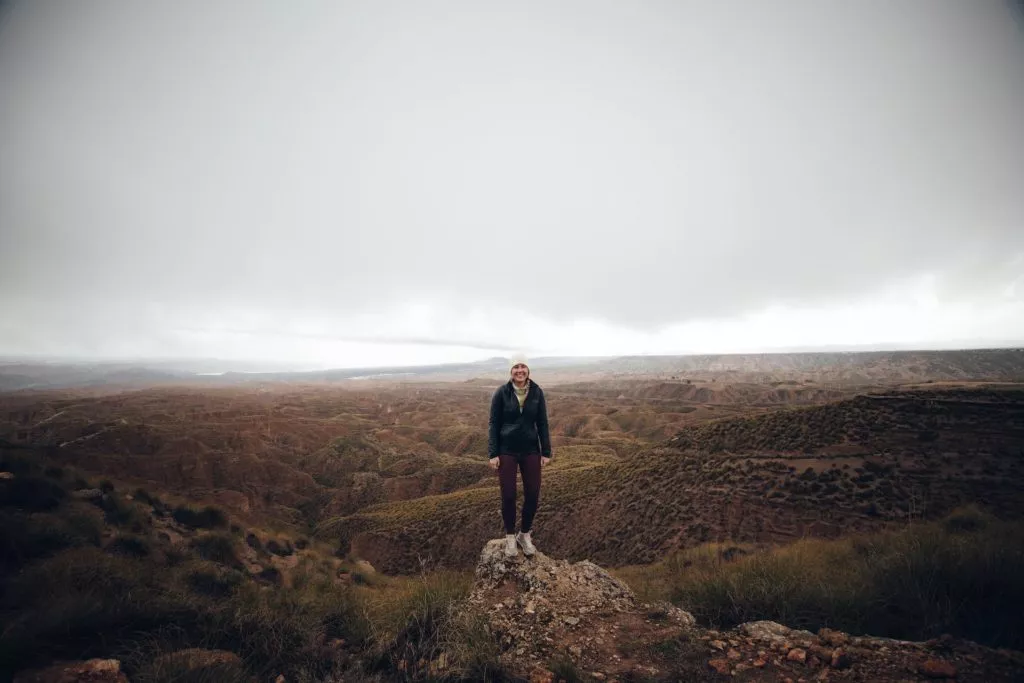 Frau wandert glücklich durch die Wüste von Gorafe in Andalusien
