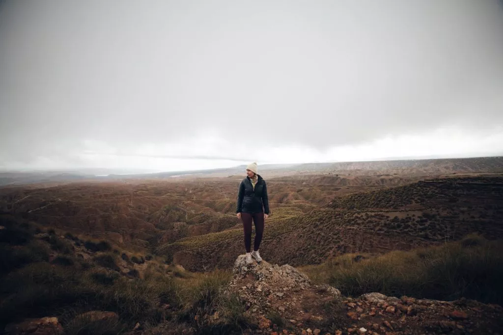 Frau wandert durch die Wüste von Gorafe auf Andalusien Rundreise