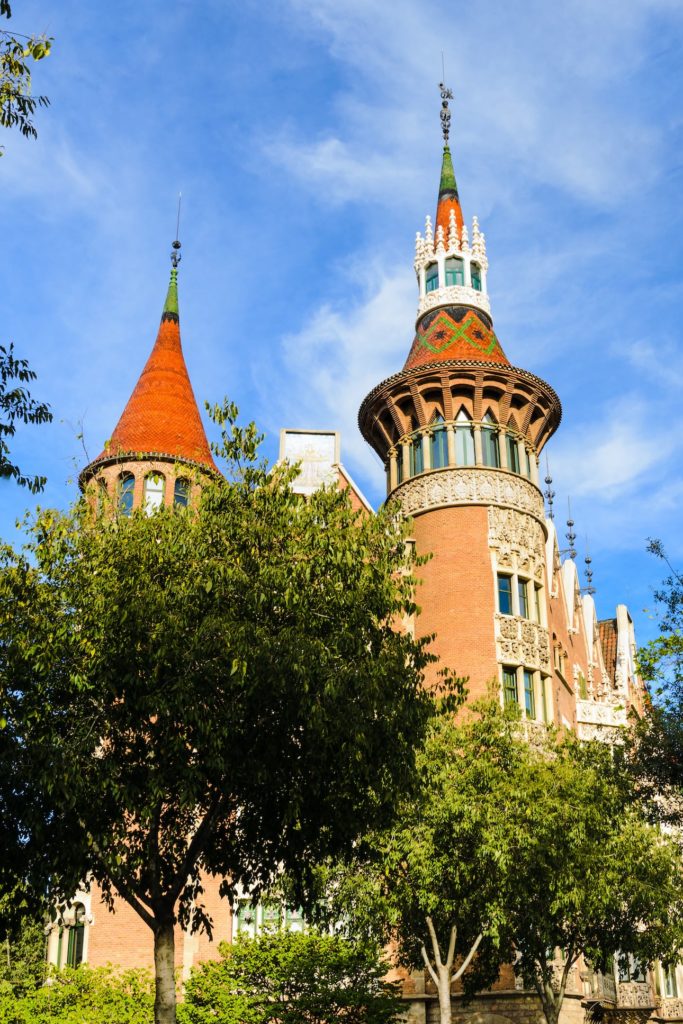 Mit ihren Türmen ist die Casa de les Punxes eine der ungewöhnlichen Barcelona Sehenswürdigkeiten