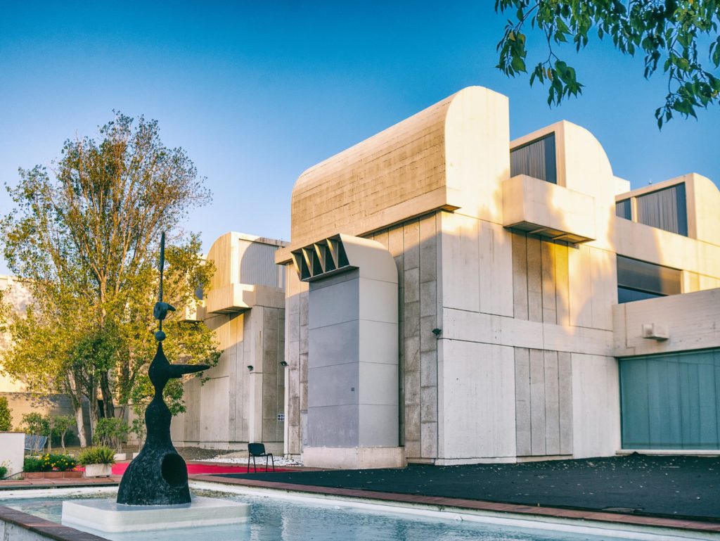 Für alle Kulturfans gehört das Miró Museum in Barcelona ganz nach oben auf die Liste der Sehenswürdigkeiten