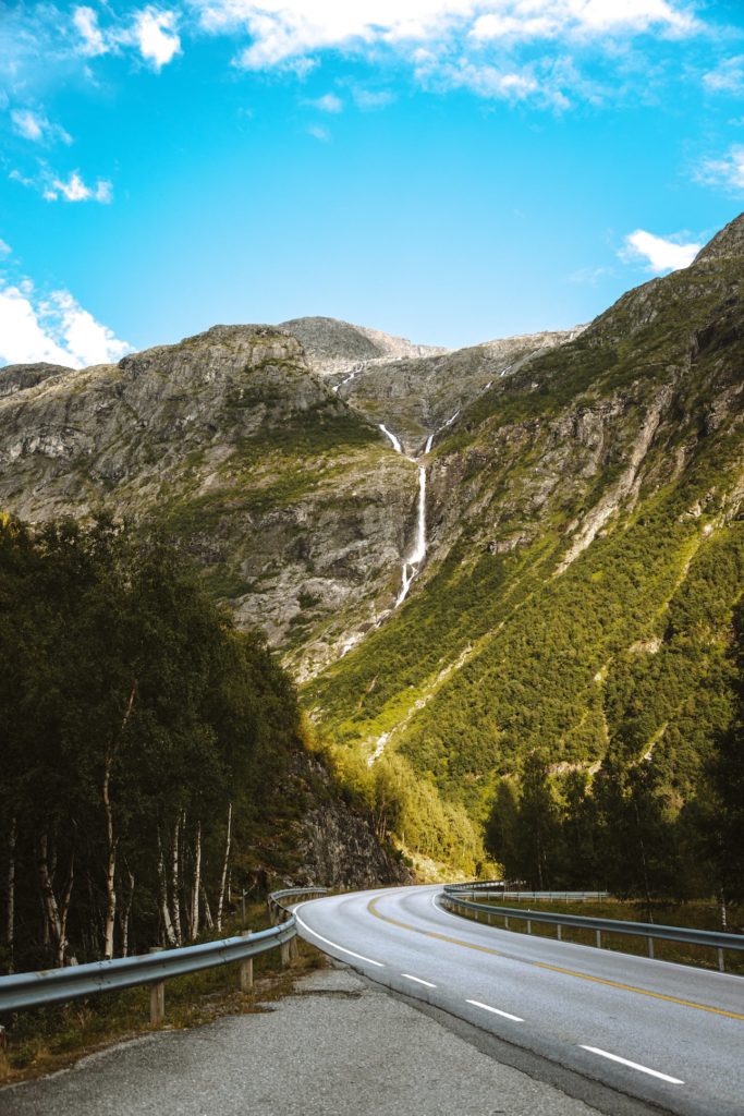 Straße durch die Berge Norwegens bei einem Camping-Trip