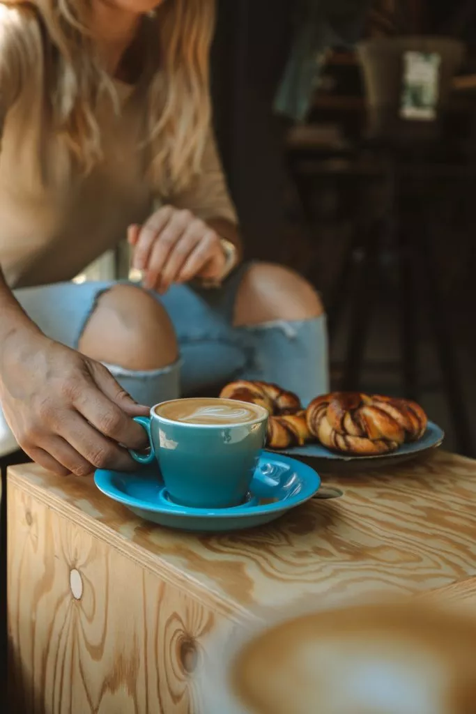 Frau trinkt Kaffee in Norwegen
