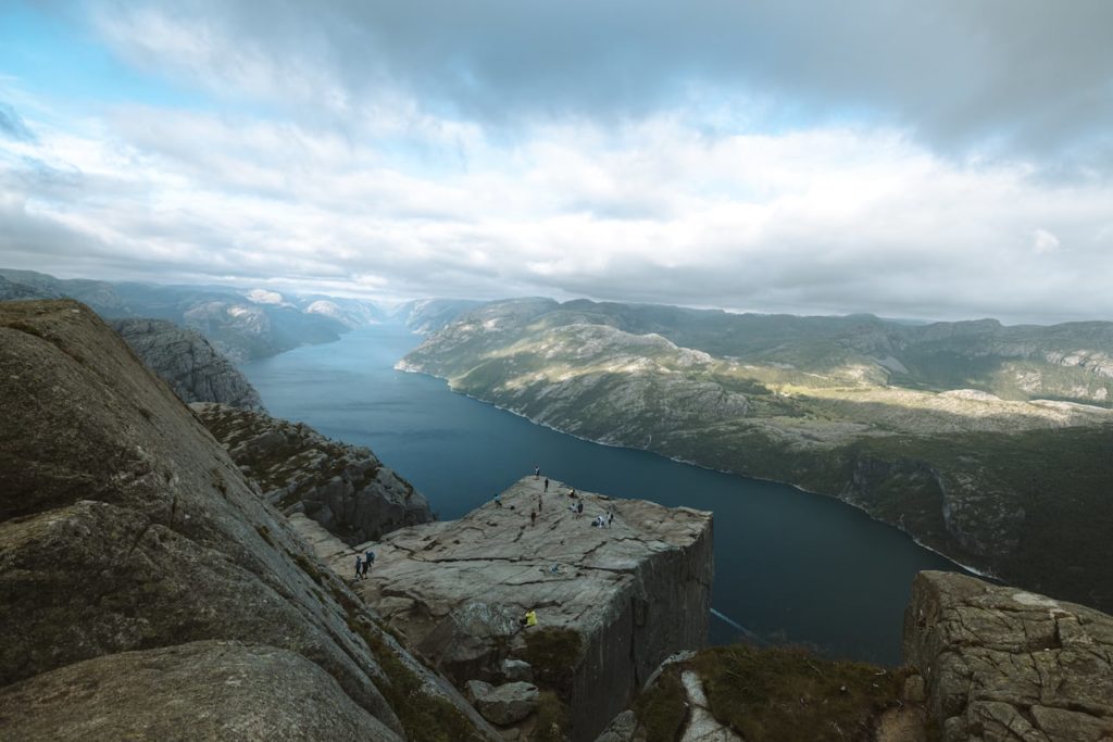 Wanderer auf dem Preikestolen in Norwegen