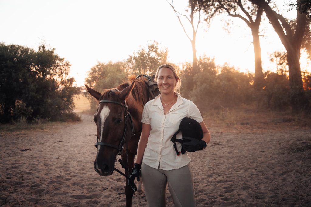 Frau mit ihrem Pferd auf Reitsafari im Okavango Delta