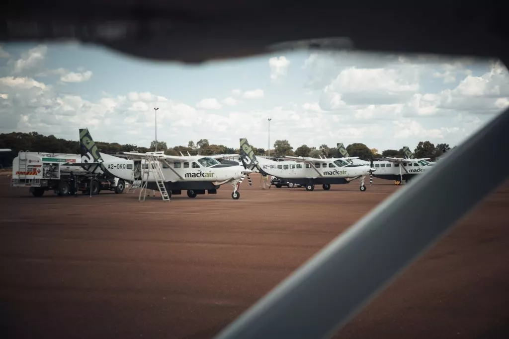 Viele Cessna-Maschinen reihen sich am Flughafen Maun auf