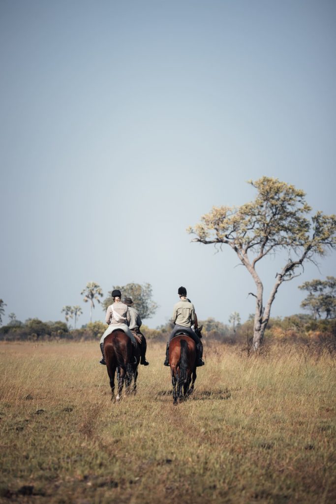 Reiter durchstreifen das Okavango Delta im Mai
