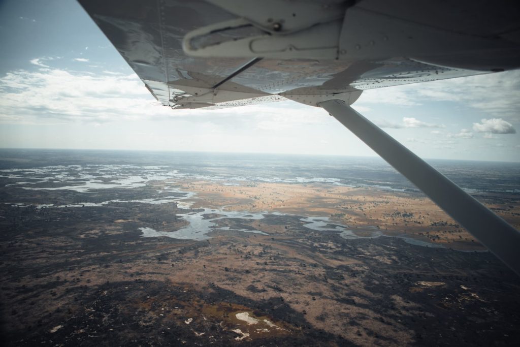 Sicht aus dem Flugzeug übers geflutete Delta
