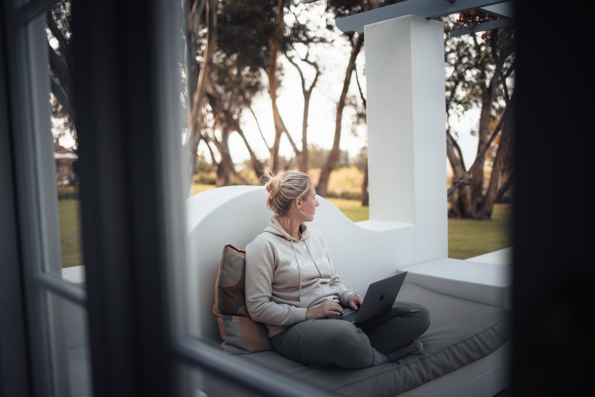 Frau sitzt dank Remote Work mit Laptop in Südafrika