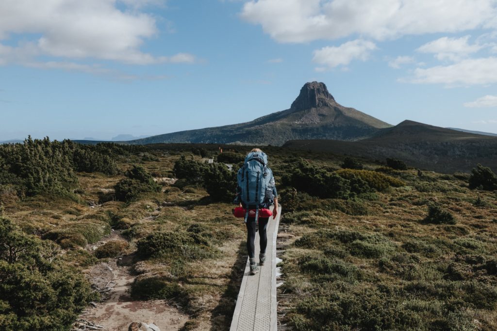 Frau mit Rucksack in Tasmanien beim wandern