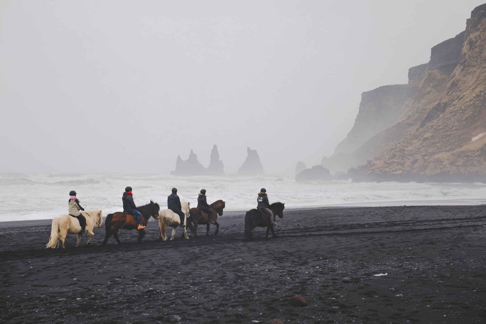 Roadtrip Europa Island reiten schwarzer strand vik
