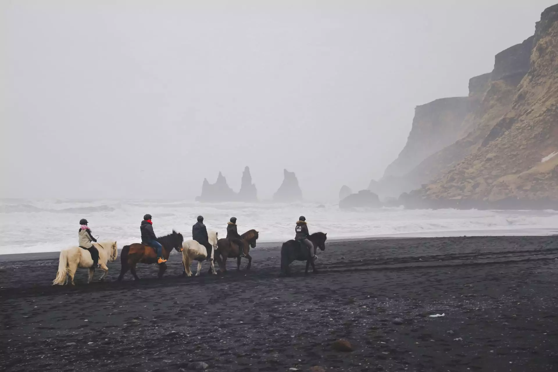 Roadtrip Europa Island reiten schwarzer strand vik