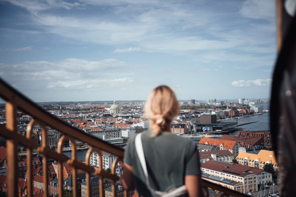 Frau blickt von Turm auf Kopenhagen