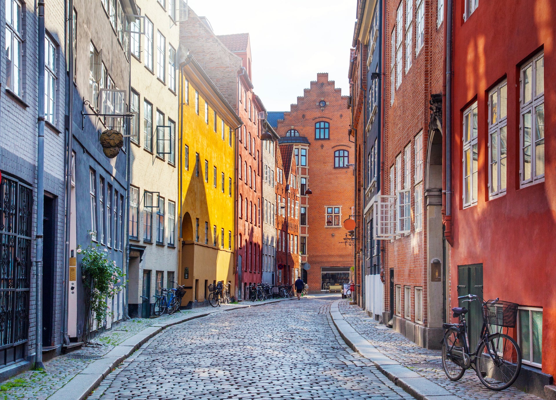 Hübsche bunte Straße in der Innenstadt Kopenhagens