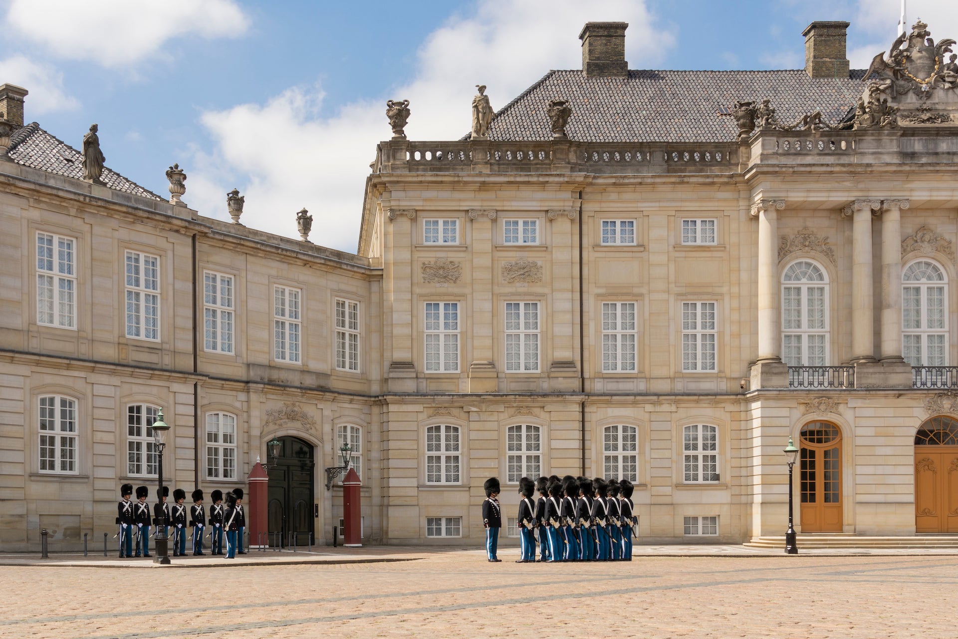 Wachablösen am Schloss Amalienborg in Kopenhagen