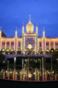 Der Vergnügungspark Tivoli in Kopenhagen leuchtet bei Nacht
