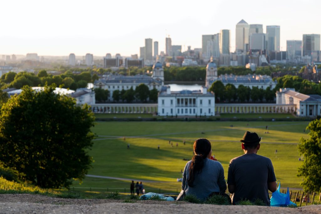 Menschen genießen die Aussicht auf London vom Greenwich Park